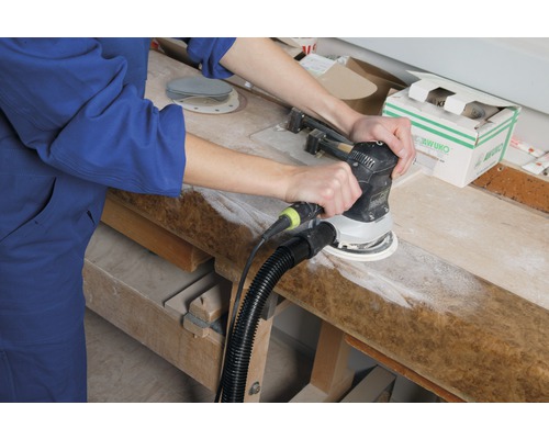 Eine Person schleift Holz mit einem Exzenterschleifer.