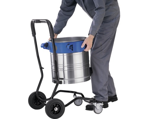 Industriestaubsauger auf einem Wagen mit Rädern wird von einer Person bedient