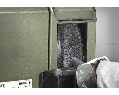 Drahtbürstenmaschine beim Reinigen eines Werkstücks