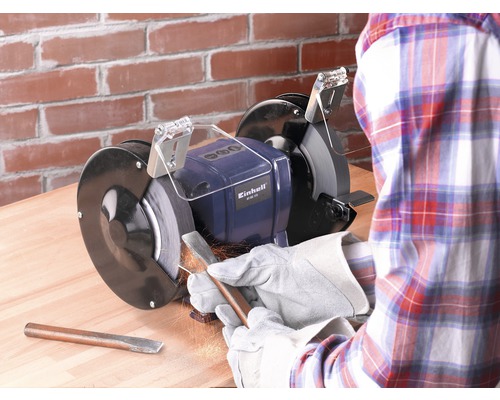 Einhell Tischbandschleifer im Einsatz zum Schleifen eines Werkzeugs in einer Werkstatt.