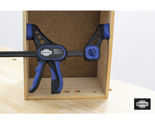 Werkstück mit einer Einhandzwinge fixiert