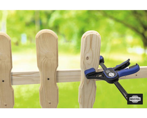 Holzzaun wird mit einer Federzwinge befestigt