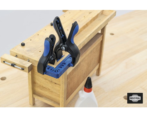 Werkbank mit Holzstück, Winkelspanner und Zwingen