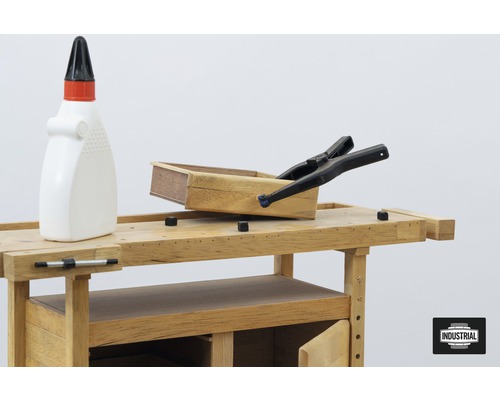Werkbank mit Leimflasche, Schraubzwinge und Holzkiste