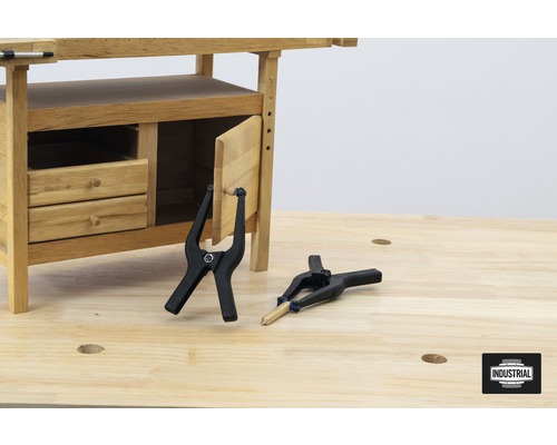 Werkbank mit Zwingen zum Fixieren von Werkstücken