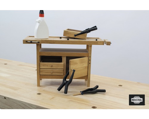 Werkbank mit Holzleim, Holzkiste und Schraubzwingen