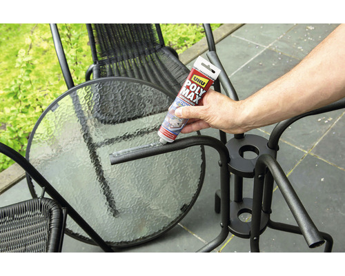 "Eine Person trägt Klebstoff auf einen Gartentisch auf