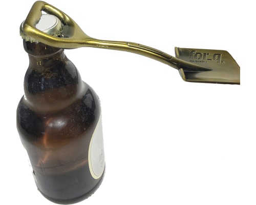 Flaschenöffner in Spatenform beim Öffnen einer Flasche