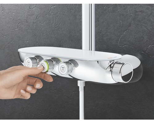 Aufnahme einer Hand, die eine Duscharmatur betätigt