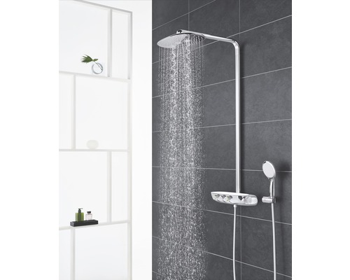 Duschsystem mit Kopfbrause, Handbrause und Thermostat vor grauer Wand