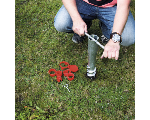Person verwendet eine Eindrehhülse im Garten