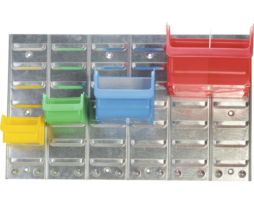 Werkstattwand mit verschiedenfarbigen Aufbewahrungsboxen