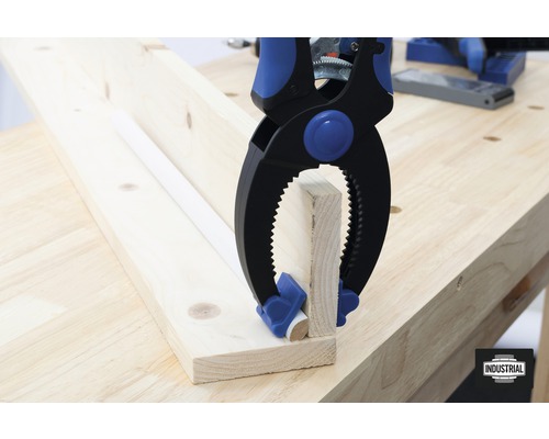 Holz wird mit einer Einhandzwinge auf einer Werkbank befestigt.