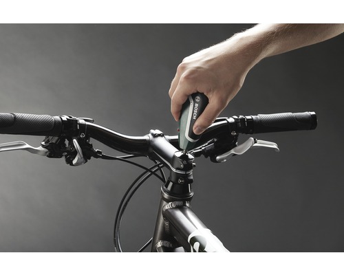 Person repariert Fahrradlenker mit Schraubendreher der Marke Bosch