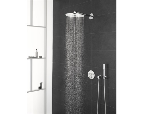 Regendusche im Badezimmer mit dunklen Fliesen und weißen Regalen