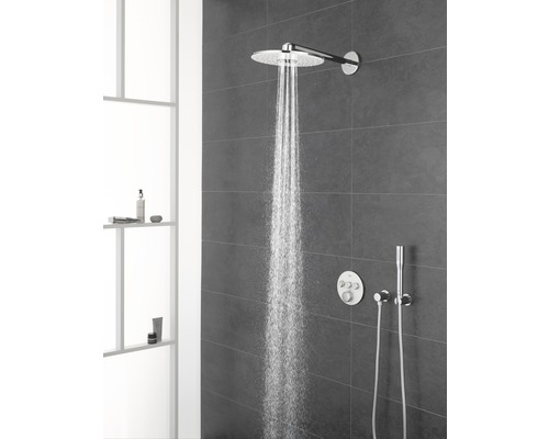 Regendusche mit Handbrause in modernem Badezimmer
