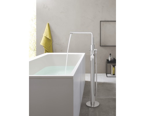 Freistehende Badewanne mit Wasserhahn im Badezimmer