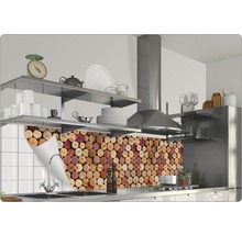 Küchenszene mit Wandpaneel mit Korkendesign