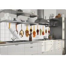 Küchenrückwand mit Gewürzmotive in Holzlöffeln in moderner Küche