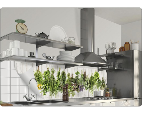 Küchenszene mit Kräutermotiv-Spritzschutz hinter dem Spülbecken