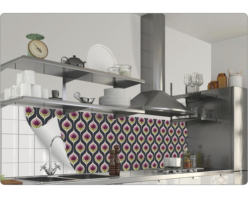 Küchenszene mit floral gemusterter Küchenrückwandfolie