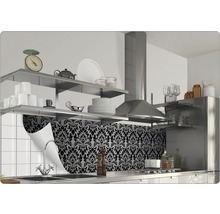 Küchenszene mit Fliesenspiegel im floralen Design und Regalen