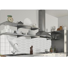 Küchenszene mit Regalen, Dunstabzugshaube und weißen Wandpaneelen mit Wellenmuster