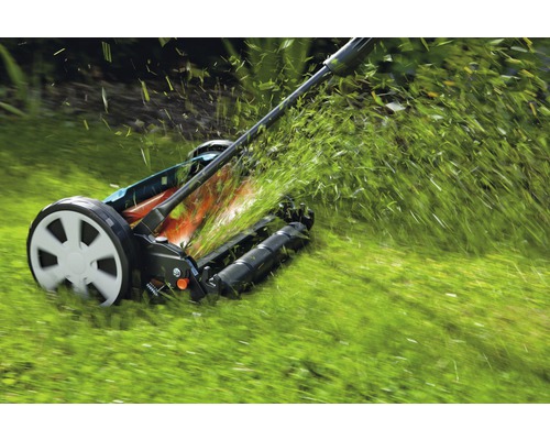 Spindelmäher beim Grasschneiden