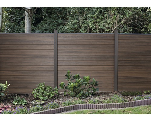 Garten mit Holzzaun zur Grundstückseingrenzung