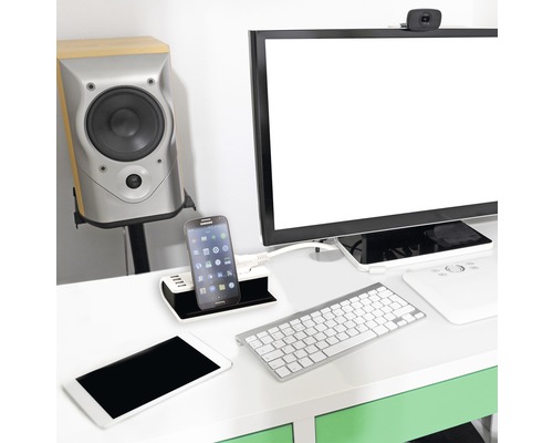 Arbeitsplatz mit Monitor, Lautsprecher, Tablet, Mobiltelefon und Tastatur