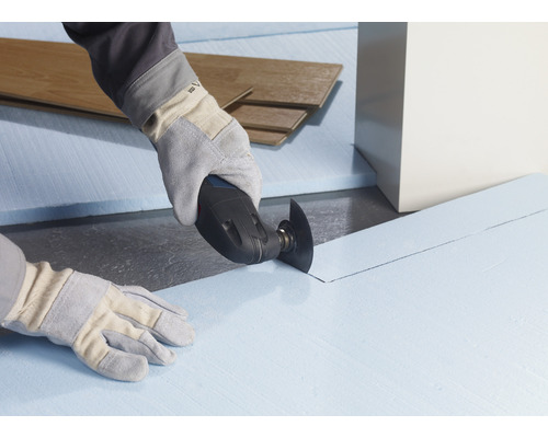 Handwerker schneidet Dämmplatten mit einem Multifunktionswerkzeug zu