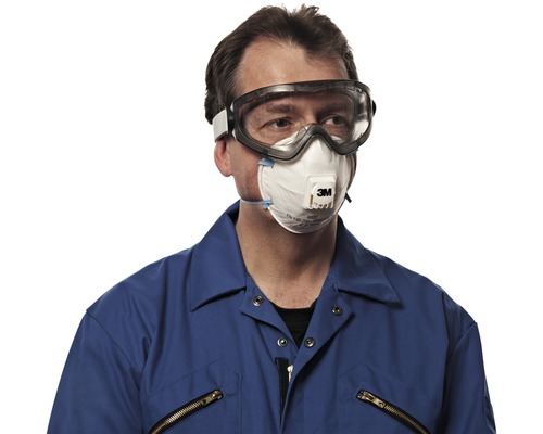 Mann mit Schutzbrille und Atemschutzmaske