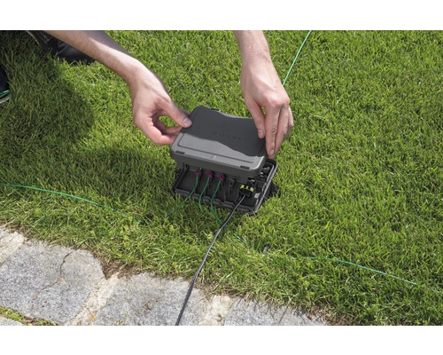 Installation einer Gardena Ventilbox auf einer Rasenfläche