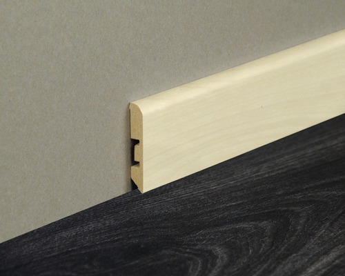 Sockelleiste aus Holz an Wand und Boden