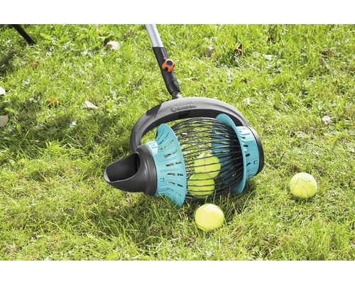 Gardena Ballsammler im Einsatz auf Rasen mit Tennisbällen.