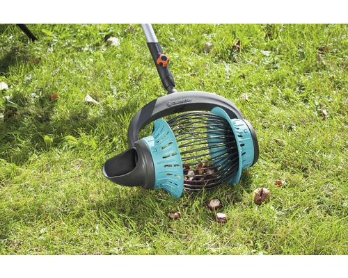 Gardena Beerensammler auf Rasen mit Kastanien