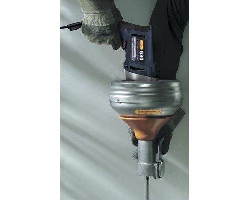 Rohrreinigungsspirale im Einsatz zur Abflussreinigung