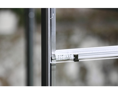 Detailansicht eines Gewächshauses mit Aluminiumrahmen und transparenten Elementen