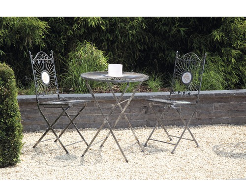 Gartenszene mit Bistrotisch und zwei Stühlen aus Metall