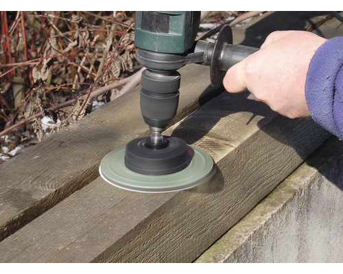 Bohrmaschine mit Schleifscheibe bei der Holzbearbeitung