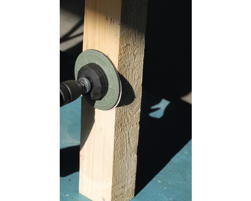 Schleifscheibe an Holz befestigt mit Bohrmaschine