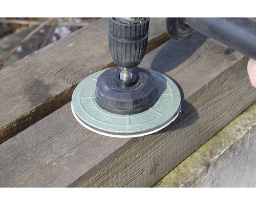 Bohrmaschine mit Schleifscheibe auf Holzoberfläche