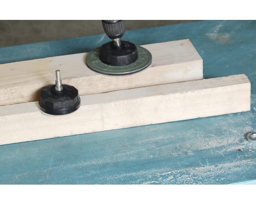 Zwei Schleifscheiben mit Aufnahmevorrichtung und Schleifpapier auf Holz