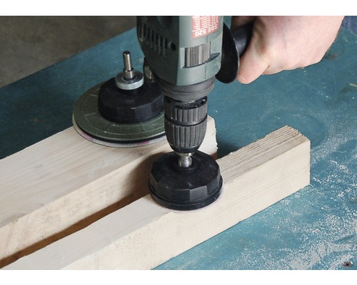 Bohrmaschine mit Lochsäge beim Bohren von Holz