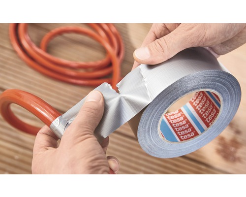 Eine Person repariert einen Schlauch mit Gewebeband. Tesa Logo.