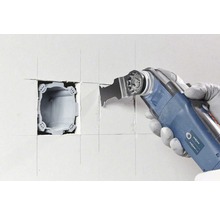 Oszillierendes Elektrowerkzeug schneidet eine Aussparung in eine Wand.