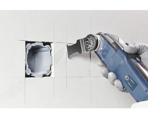 Oszillierendes Elektrowerkzeug schneidet eine Aussparung in eine Wand.