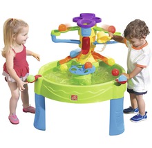 Kinder spielen mit einem interaktiven Spieltisch mit Wasserrutsche