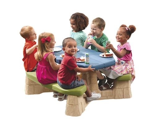 Kinder sitzen an einem Picknicktisch mit Bänken für den Außenbereich.