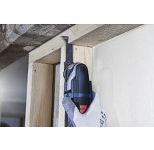Oszillierendes Elektrowerkzeug im Einsatz zum Schneiden von Holz